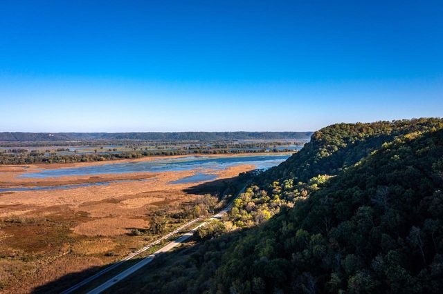 7030 Birchwood DRIVE, La Crescent, MN 55947