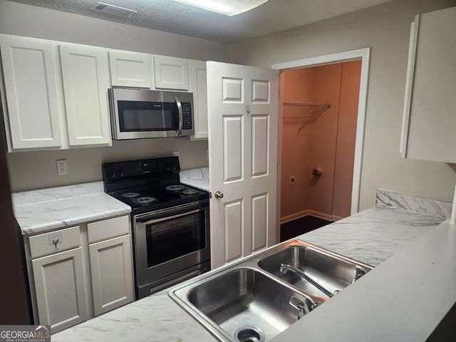 6202 Fairington Ridge Circle, Lithonia, GA 30038
