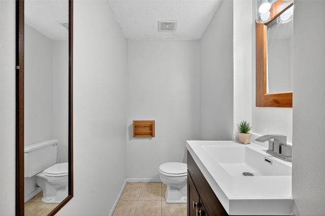 801 E Hackley Avenue, Des Moines, IA 50315