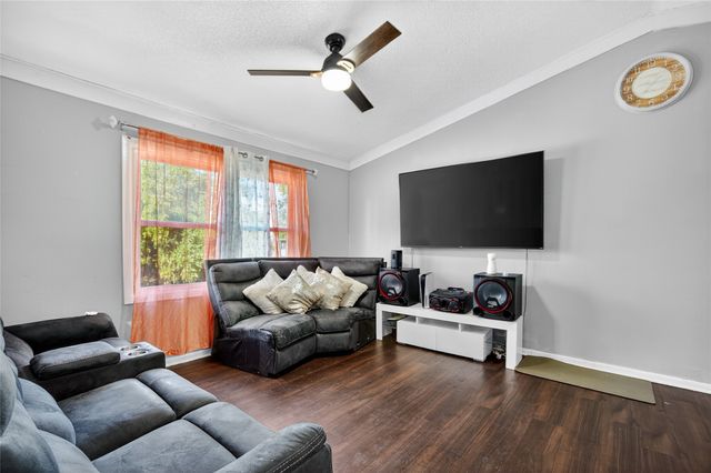 801 E Hackley Avenue, Des Moines, IA 50315