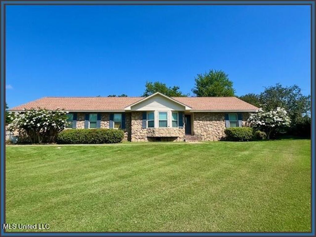 307 Hickory Lane, Batesville, MS 38606
