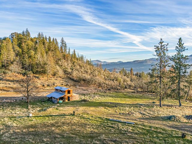 1140 Crowfoot Road, Eagle Point, OR 97524