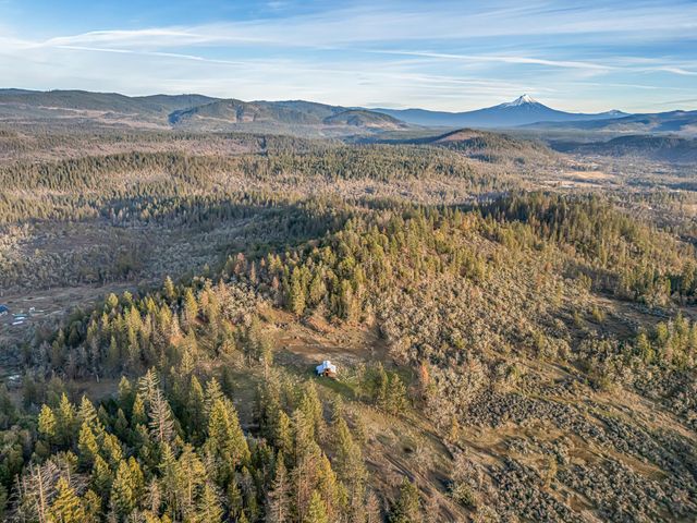 1140 Crowfoot Road, Eagle Point, OR 97524