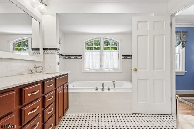 15 Byron Rd, North Caldwell Boro, NJ 07006