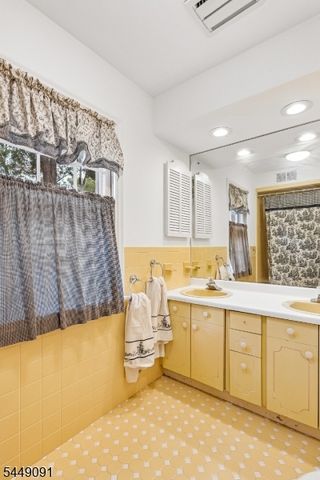 15 Byron Rd, North Caldwell Boro, NJ 07006