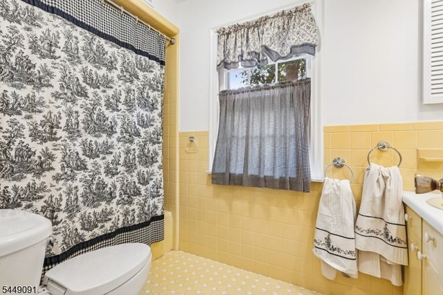 15 Byron Rd, North Caldwell Boro, NJ 07006