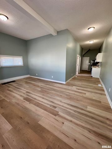 627 N DIVISION Street, Davenport, IA 52802