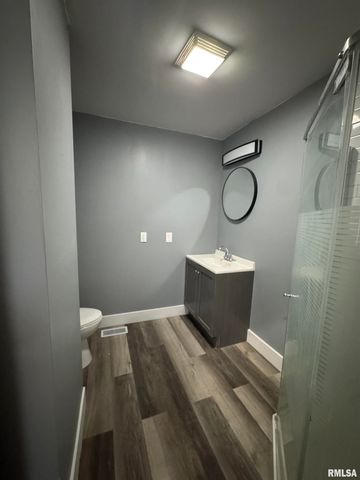 627 N DIVISION Street, Davenport, IA 52802