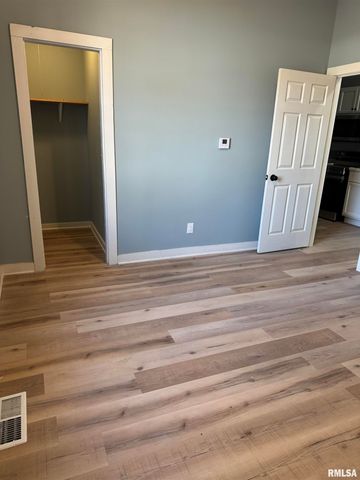 627 N DIVISION Street, Davenport, IA 52802