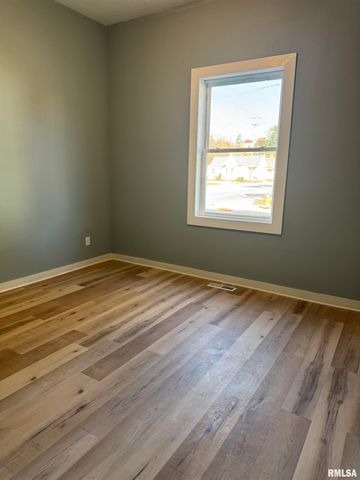 627 N DIVISION Street, Davenport, IA 52802