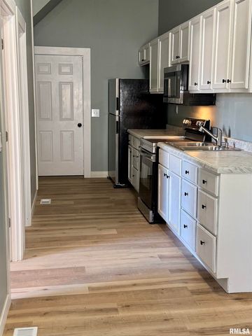 627 N DIVISION Street, Davenport, IA 52802