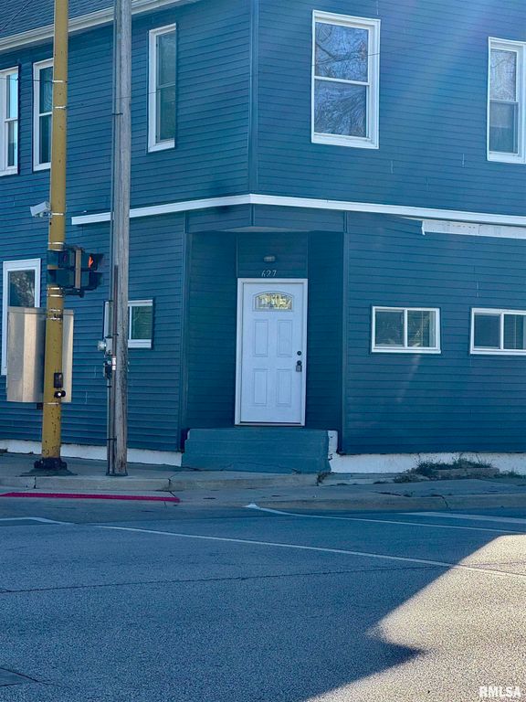 627 N DIVISION Street, Davenport, IA 52802