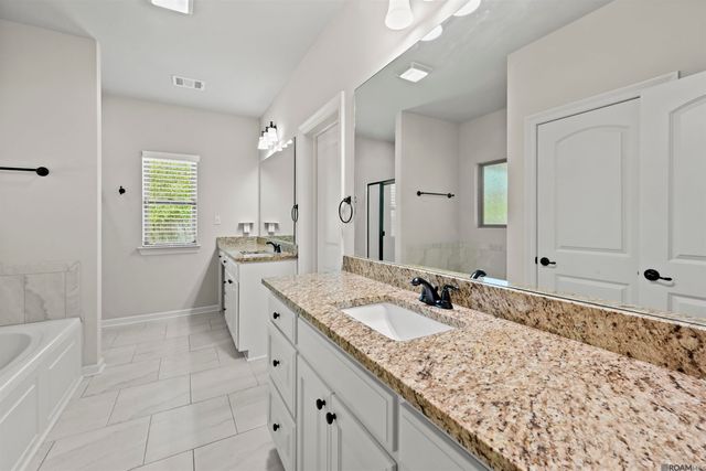 11427 Oak Run Dr, Geismar, LA 70734