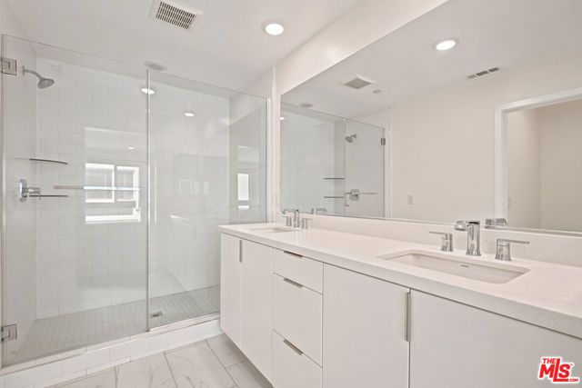 5262 N Rainier Way, Valley Village, CA 91607