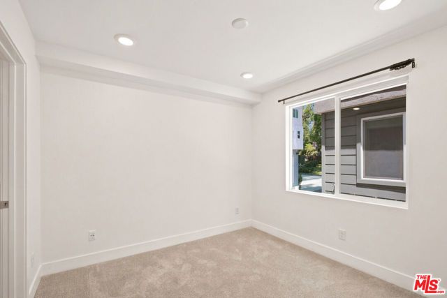 5262 N Rainier Way, Valley Village, CA 91607