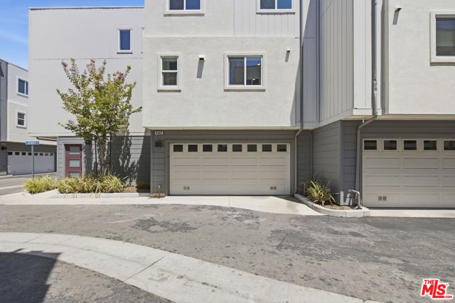 5262 N Rainier Way, Valley Village, CA 91607