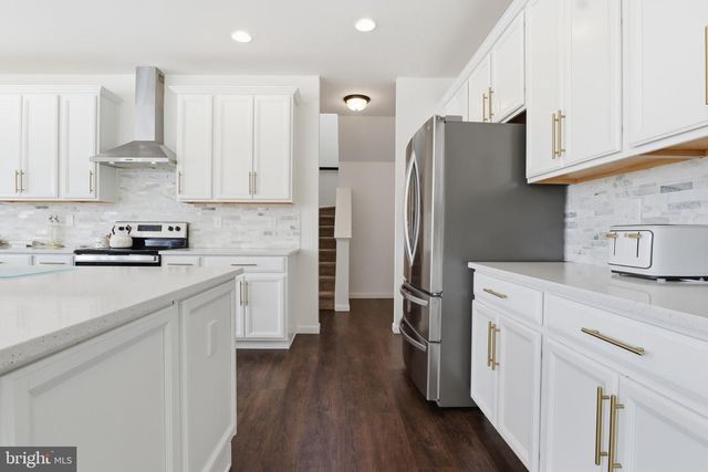 520 DARROW RD, York, PA 17404