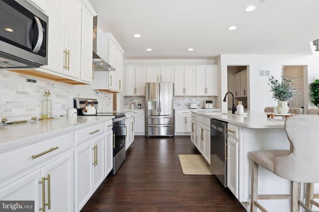 520 DARROW RD, York, PA 17404