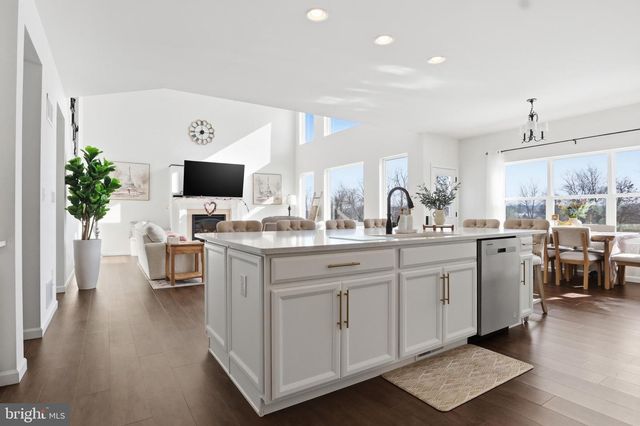 520 DARROW RD, York, PA 17404