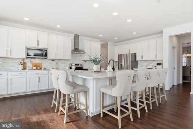 520 DARROW RD, York, PA 17404