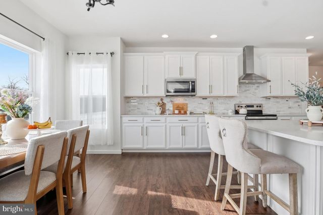 520 DARROW RD, York, PA 17404