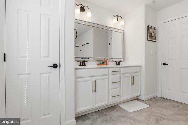 520 DARROW RD, York, PA 17404