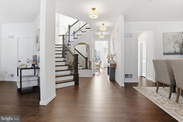 520 DARROW RD, York, PA 17404