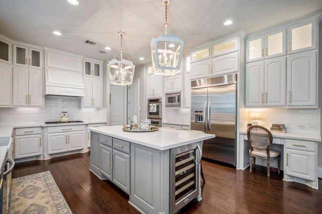 7 Chivary Oaks Court, The Woodlands, TX 77382