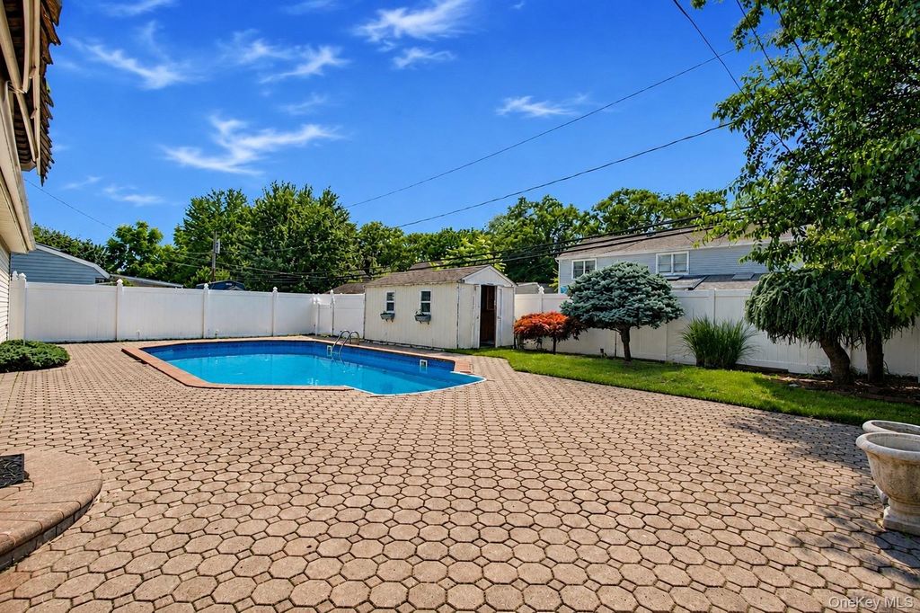 12 Cable Lane, Hicksville, NY 11801 — photo 2
