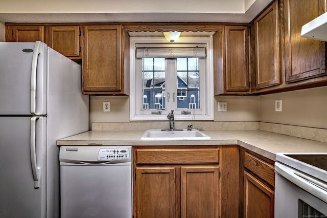 50 Pierce Street APT 27, Plainville, CT 06062