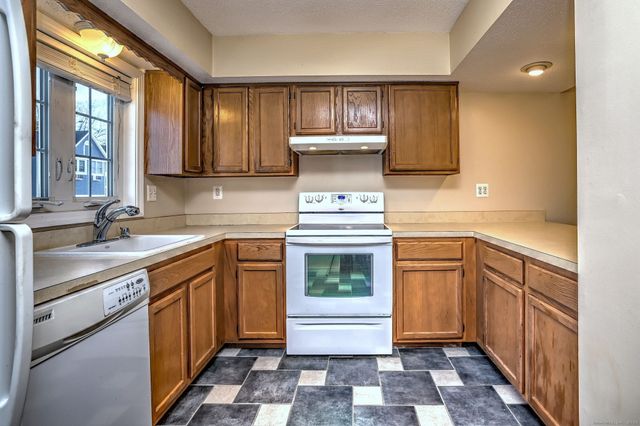 50 Pierce Street APT 27, Plainville, CT 06062