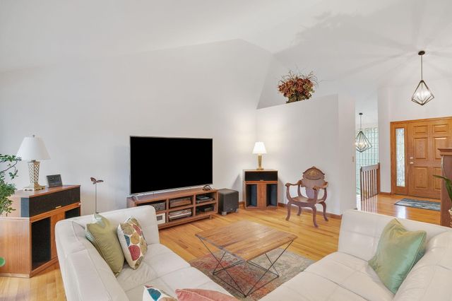 668 Slalom Lane, Valparaiso, IN 46383