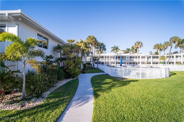 354 Harbour DR 354, Naples, FL 34103