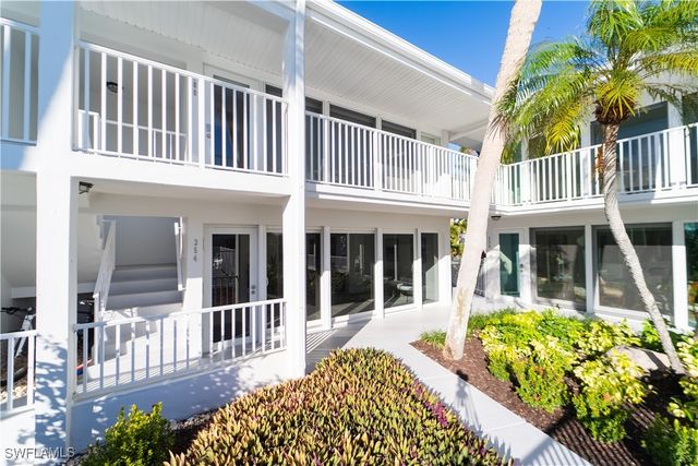 354 Harbour DR 354, Naples, FL 34103