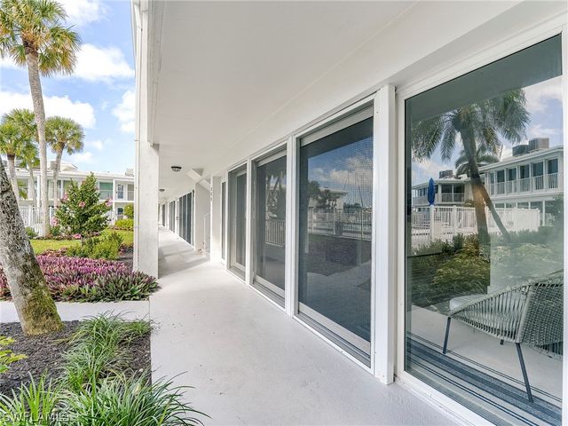 354 Harbour DR 354, Naples, FL 34103