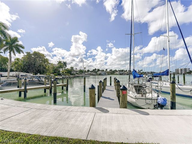 354 Harbour DR 354, Naples, FL 34103