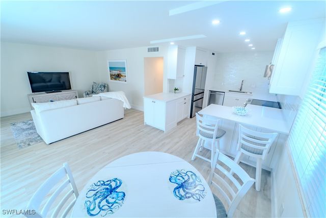 354 Harbour DR 354, Naples, FL 34103