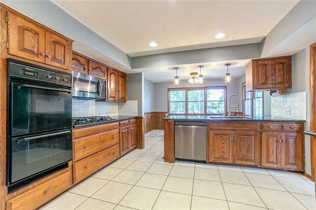 809 Summit Loop, Rogers, AR 72756