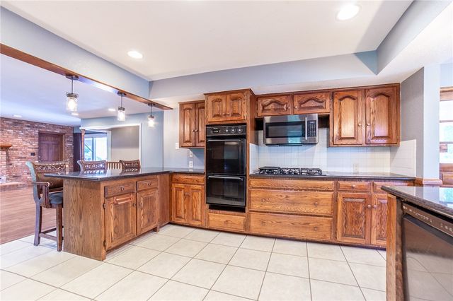 809 Summit Loop, Rogers, AR 72756