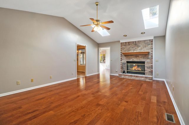112 Lakewood Dr, Crossville, TN 38558