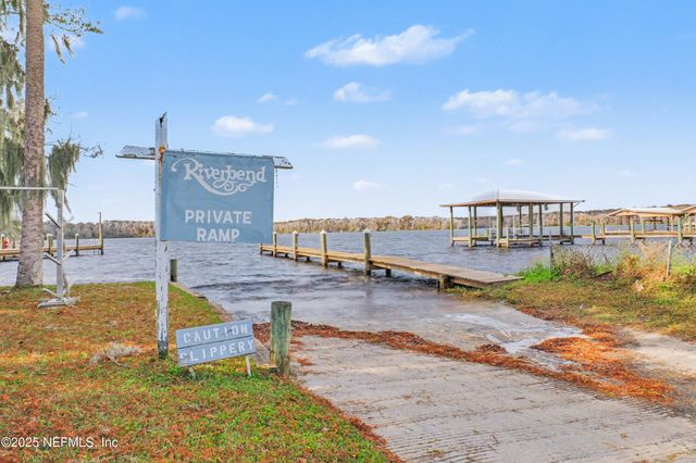 102 RIVER BEND Court A, Welaka, FL 32193