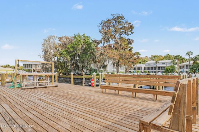 102 RIVER BEND Court A, Welaka, FL 32193