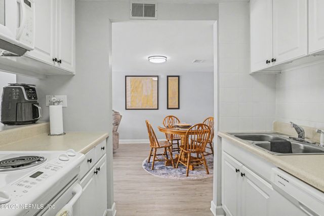 102 RIVER BEND Court A, Welaka, FL 32193