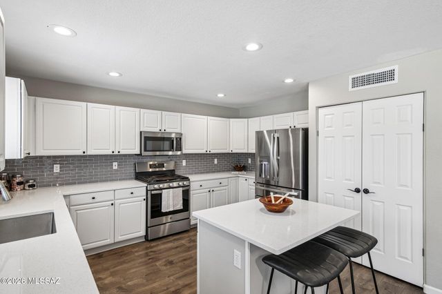 952 S Rincon Rising Road, Tucson, AZ 85748