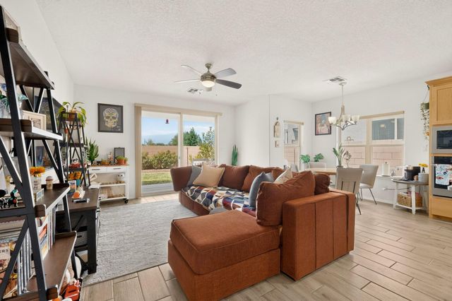 5823 Ermemin Avenue NW, Albuquerque, NM 87114