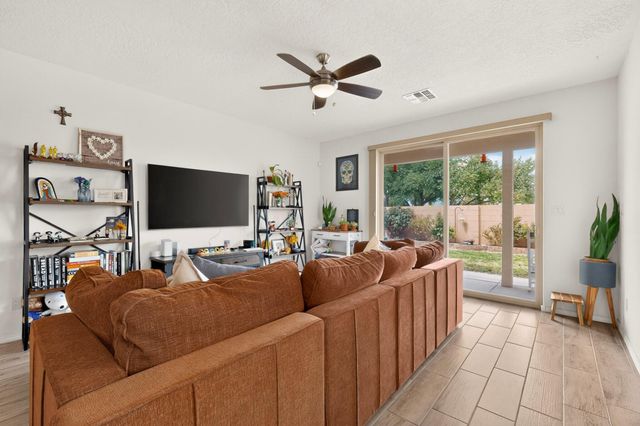 5823 Ermemin Avenue NW, Albuquerque, NM 87114
