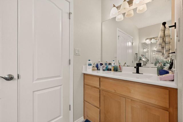 5823 Ermemin Avenue NW, Albuquerque, NM 87114