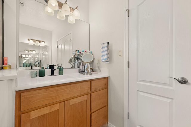 5823 Ermemin Avenue NW, Albuquerque, NM 87114