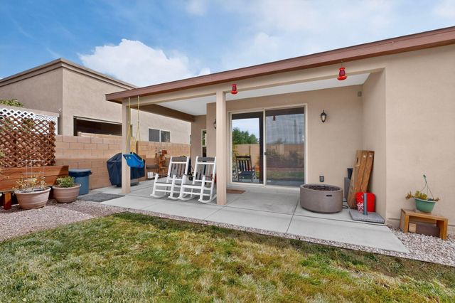 5823 Ermemin Avenue NW, Albuquerque, NM 87114