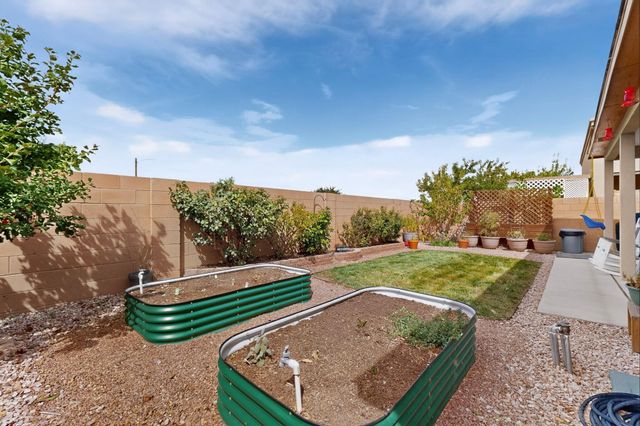 5823 Ermemin Avenue NW, Albuquerque, NM 87114